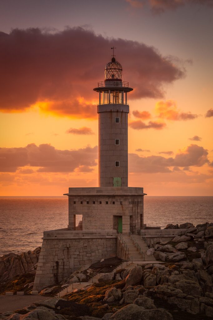 imagen de un faro al atardecer
